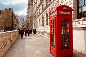സ്കൂൾ കുട്ടികൾക്ക് നീന്തൽ പരിശീലനം നൽകി മാതൃകയായി ഫയർമാൻ കണ്ണമ്പ്ര സ്വദേശി സ്മിനേഷ്